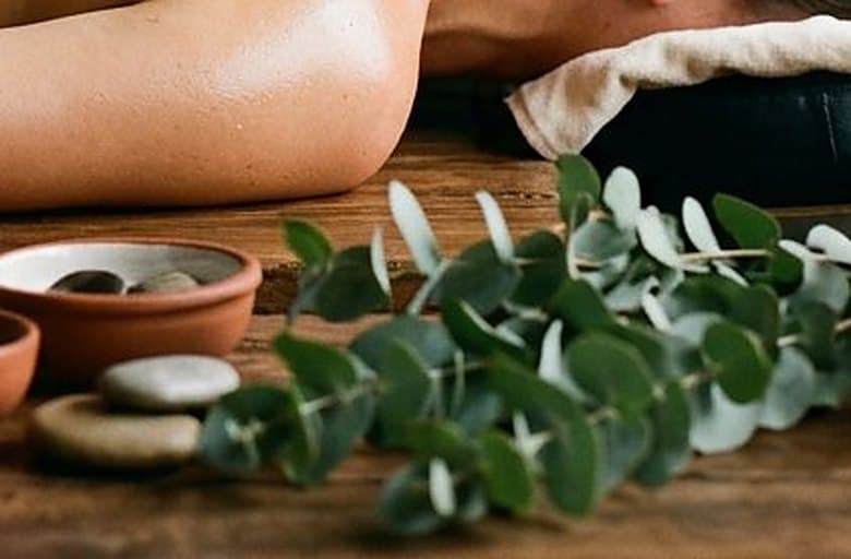 اسکراب بدن نمک دریا و روغن نارگیل